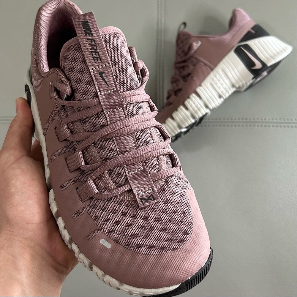WMNS SIZING - NIKE FREE METCON 5 SMOKEY MAUVE - Picture 2 of 3